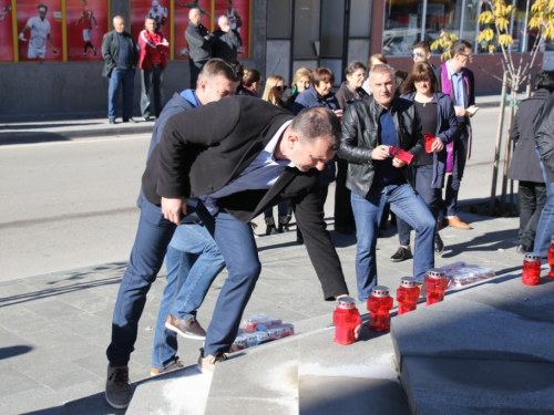 FOTO: Povodom Svih svetih u Prozoru zapaljene svijeće za poginule i preminule branitelje