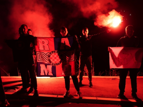 Torcida Rama bakljadom proslavila 73. rođendan