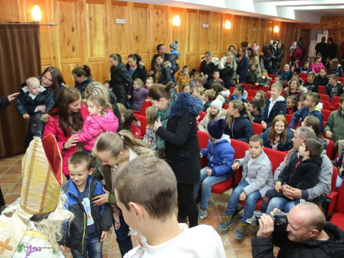 FOTO: Sv. Nikola i ove godine razveselio djecu u župi Rama Šćit