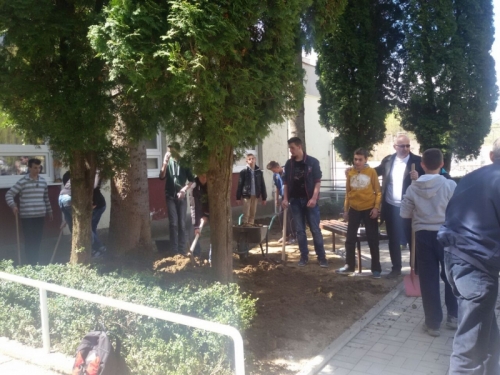 OŠ Marka Marulića: Završeno uređenje jednog dijela školskog dvorišta