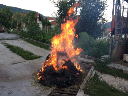 FOTO: Paljenjem svitnjaka Rama dočekuje sv. Ivu