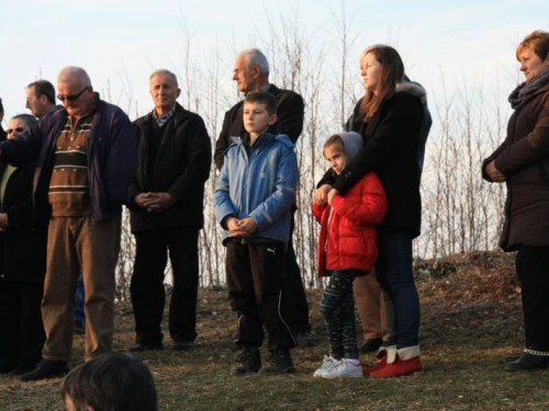 FOTO: Fra Andrija Jozić predvodio Križni put na Uzdolu