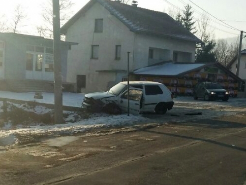 Teža prometna nesreća u Uskoplju, vozač iz Rame teže ozlijeđen