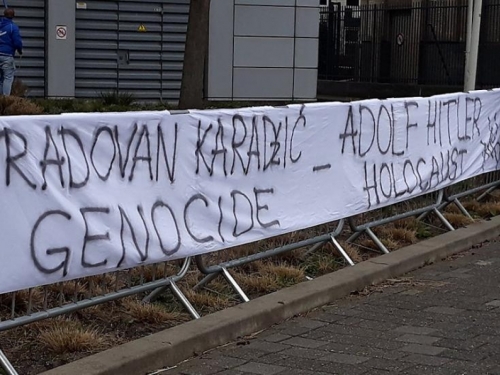 Čeka se presuda Radovanu Karadžiću, incident pred zgradom suda