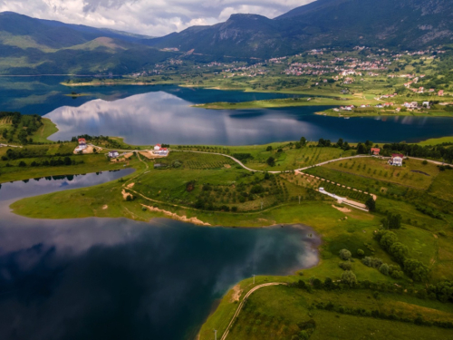 Dobrodošli u kamp ''Oaza mira'' - Vaša Oaza na obali prekrasnog Ramskog jezera!
