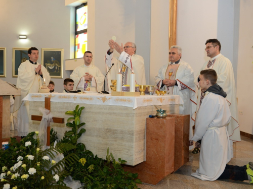 FOTO: Mons. dr. Pero Sudar blagoslovio novi križ i spomenik Stjepanu Džalti na Uzdolu