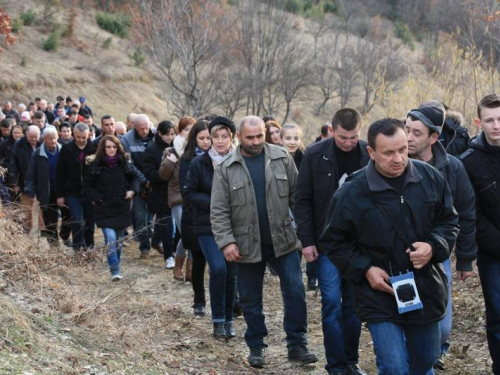 FOTO: Vlč. mr. Pero Brajko predvodio Križni put na Uzdolu