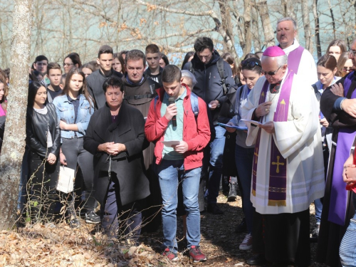 FOTO/VIDEO: Nadbiskupijski križni put mladih na Šćitu