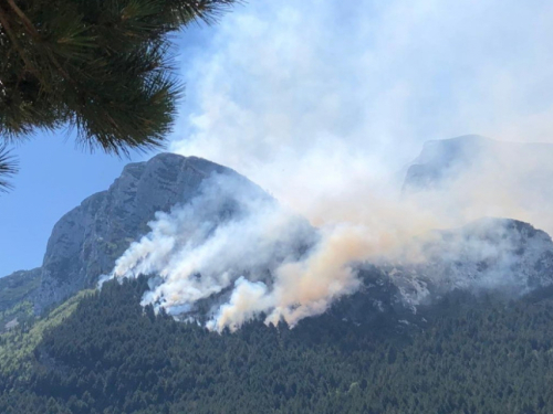 Blidinje: Vatrogasci ulažu nadljudske napore da spase kuće