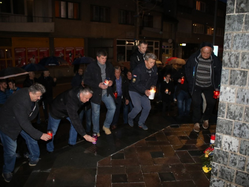 FOTO: Paljenjem svijeća u Prozoru odana počast Anti Pavloviću