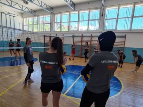 Ljetna škola odbojke dobila opremu od Nansen dijalog centra Mostar