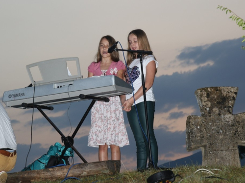 FOTO: Održana 10. kulturna večer na brdu Gračac u Podboru