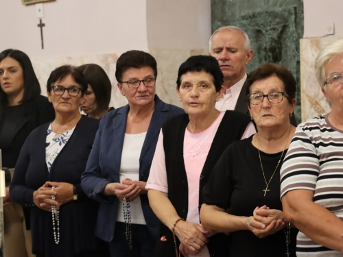 FOTO: Započela trodnevnica u župi Rama-Šćit, prvašići darovani prigodnim darovima