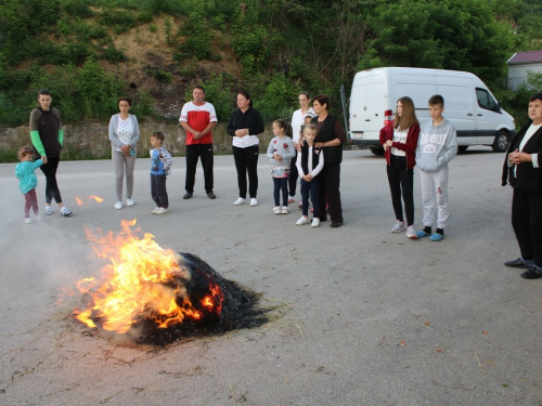 FOTO: Paljenjem svitnjaka Rama dočekuje sv. Ivu