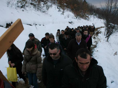 FOTO: Vlč. Ivan Karača predvodio Križni put na Uzdolu