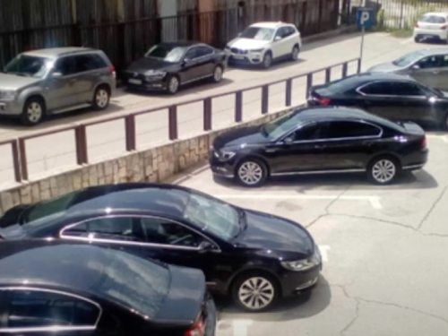 Onkološki pacijenti na čekanju: Vladajući u FBiH za nove automobile izdvojili 1,6 milijuna KM