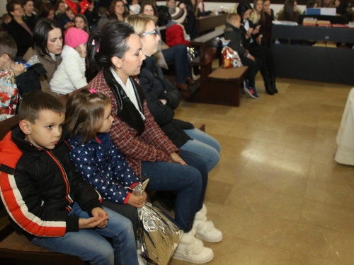 FOTO: Sv. Nikola podijelio paketiće djeci u Rumbocima