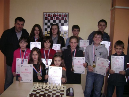Foto: Osnovci i srednjoškolci odigrali božićni šahovski turnir