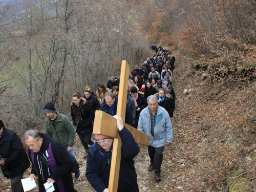 FOTO: Fra Andrija Jozić predvodio križni put na Uzdolu