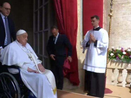 Ante Čuić, bogoslov iz Tomislavgrada nosio križ u procesiji za Urbi et Orbi