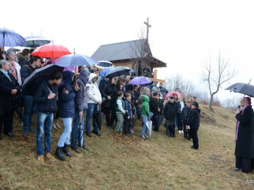 FOTO: Mons. dr. Pero Sudar predvodio misu i Križni put na Uzdolu