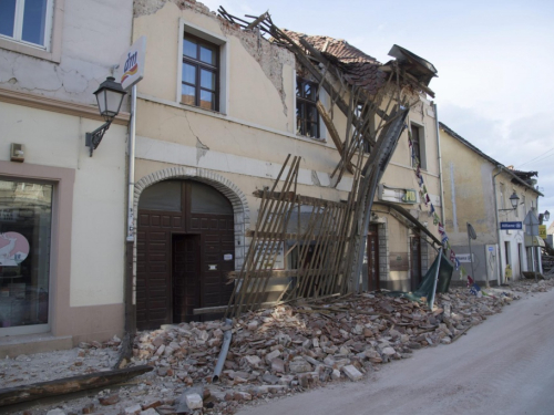 Veliki fotoizvještaj iz Petrinje: U samom centru gotovo nema zgrade koja nije razrušena