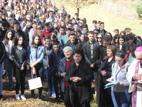 FOTO/VIDEO: Nadbiskupijski križni put mladih na Šćitu