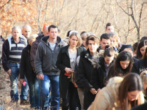 FOTO: Fra Andrija Jozić predvodio Križni put na Uzdolu