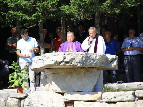 FOTO: Na Vran planini služena misa za poginule duvandžije