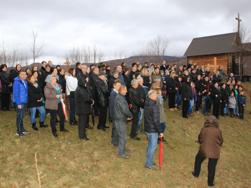 FOTO: Vlč. Ljubo Zadrić predvodio križni put na Uzdolu