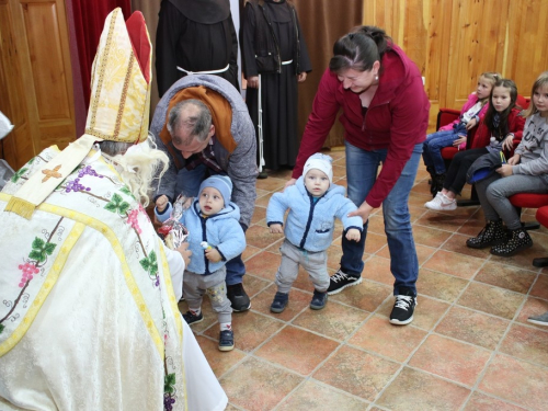 FOTO: Sv. Nikola i ove godine razveselio djecu u župi Rama Šćit