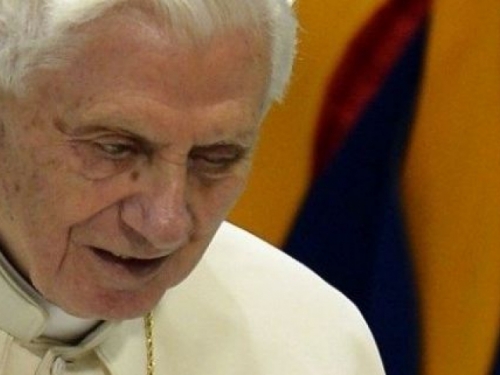 Zdravlje bivšeg pape Benedikta ozbiljno narušeno