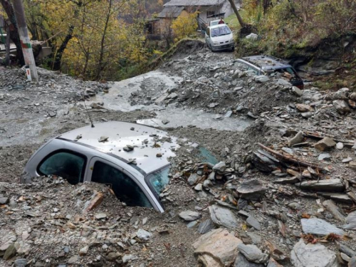 Jablanica: Klizište progutalo cestu, zatrpani automobili