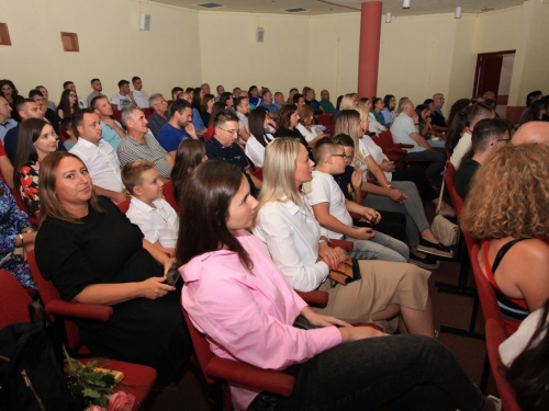 FOTO: Promovirana knjiga ''Nikada nećeš hodati sam'' autorice Adrijane Prskalo