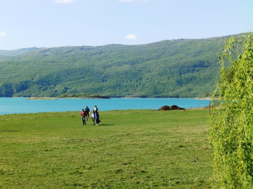 FOTO: Učenici u akciji čišćenja obale Ramskog jezera