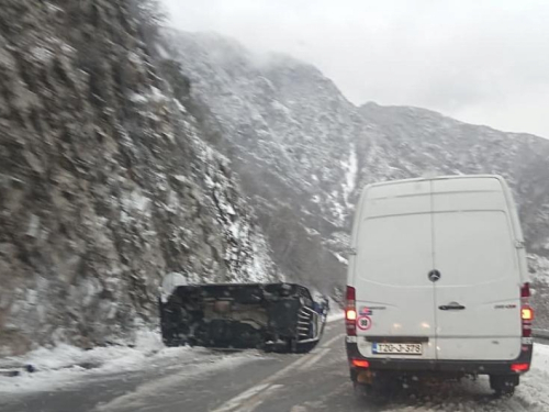 Prevrnuto vozilo na cesti Jablanica - Mostar