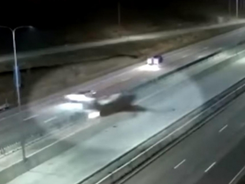 Kakav majstor: Pilot sletio avionom na autocestu, između jurećih automobila