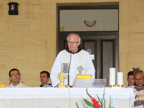 FOTO: Na Šćitu započela trodnevnica, Mladu misu slavio p. Marko Petričević