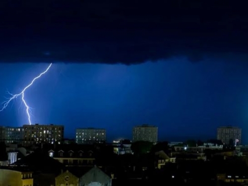Jaka oluja pogodila Francusku, 100.000 kućanstava ostalo bez struje