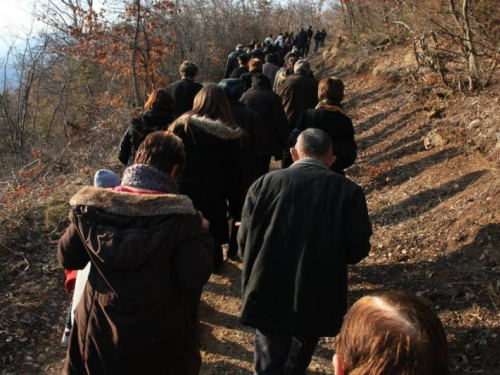 FOTO: Fra Andrija Jozić predvodio Križni put na Uzdolu