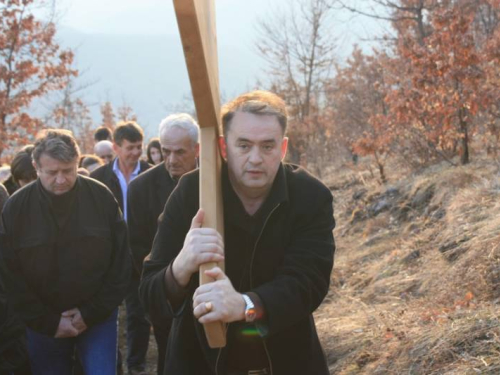 FOTO: Fra Andrija Jozić predvodio Križni put na Uzdolu