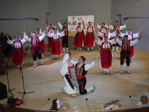 FOTO/VIDEO: Večer folklora u Prozoru