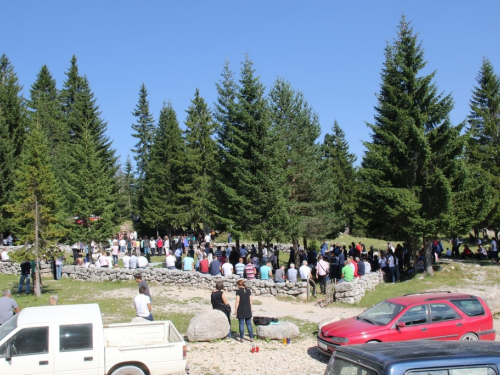 FOTO/VIDEO: Na Vran planini služena misa za poginule duvandžije