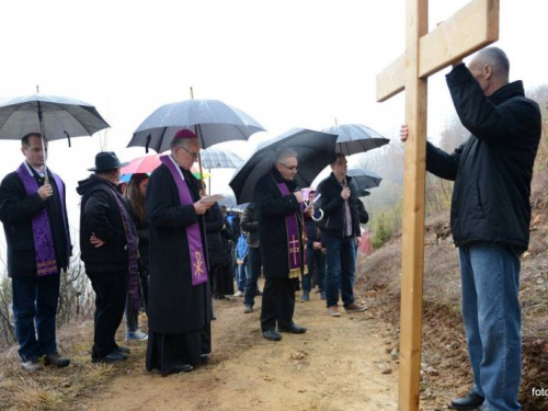 FOTO: Mons. dr. Pero Sudar predvodio misu i Križni put na Uzdolu