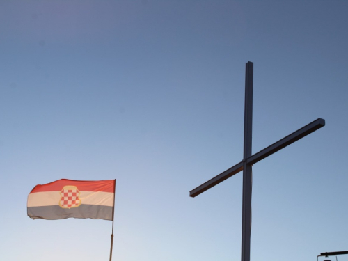 FOTO| Gmićani podigli križ na Makljenu