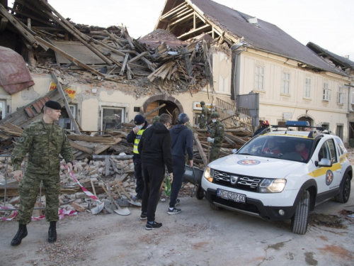 Veliki fotoizvještaj iz Petrinje: U samom centru gotovo nema zgrade koja nije razrušena