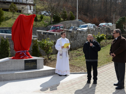 FOTO: Mons. dr. Pero Sudar blagoslovio novi križ i spomenik Stjepanu Džalti na Uzdolu