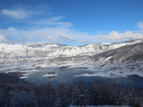 FOTO: Ramsko jezero uokvireno snježnom bjelinom i kontrastima