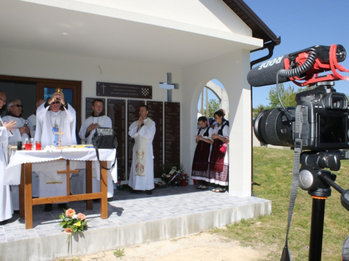 FOTO/VIDEO: Biskup Pero Sudar na Proslapu blagoslovio Spomen ploče