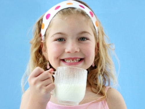 Je li zdravo da djeca piju kravlje mlijeko? Ovo biste trebali znati